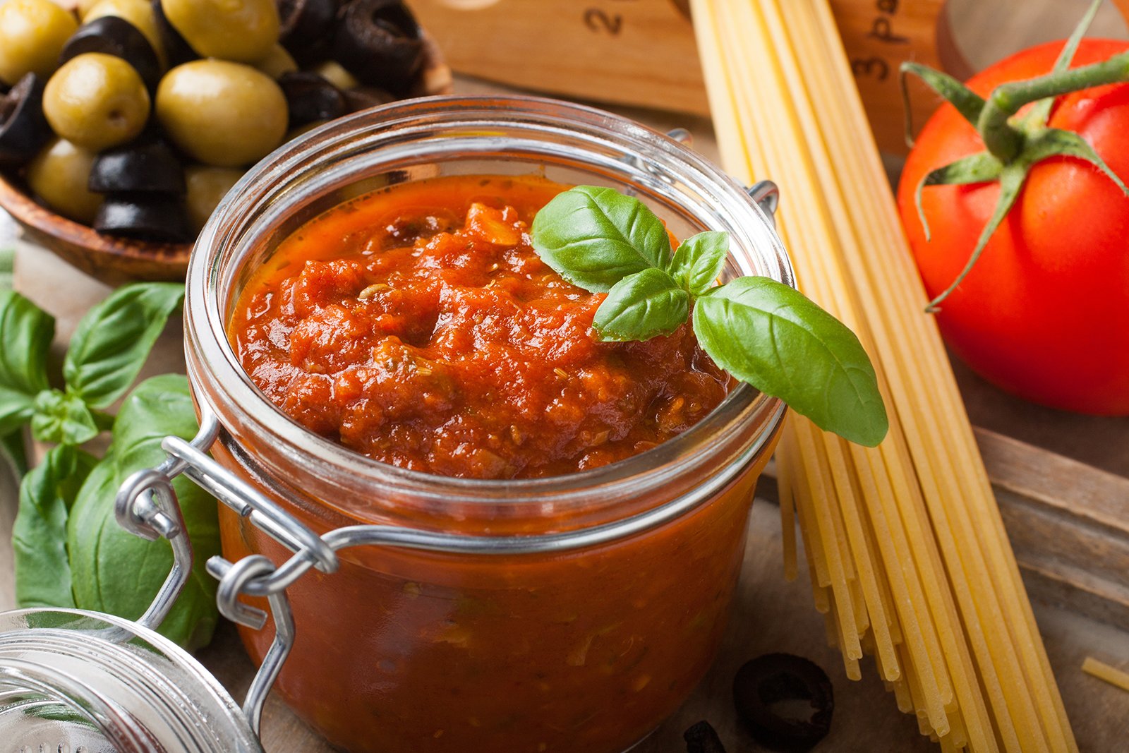 marinara sauce sitting in a jar container